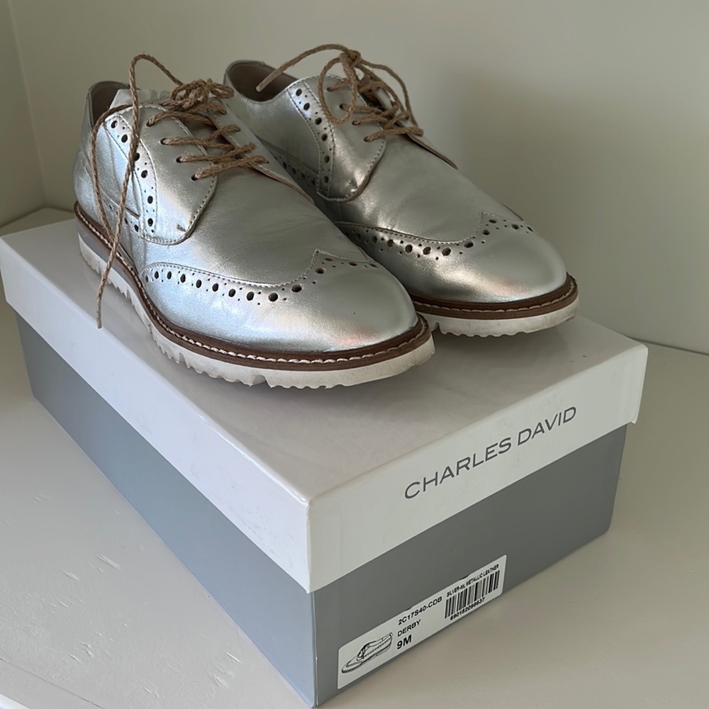 EUC Charles David Silver Oxford Shoes 9